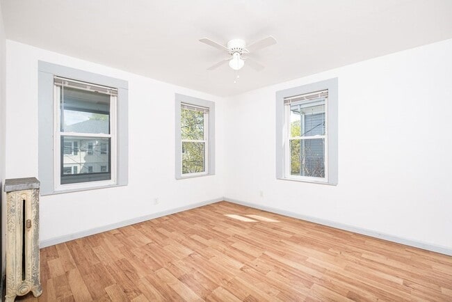 Building Photo - 4bed 2bath in Waltham 9/1