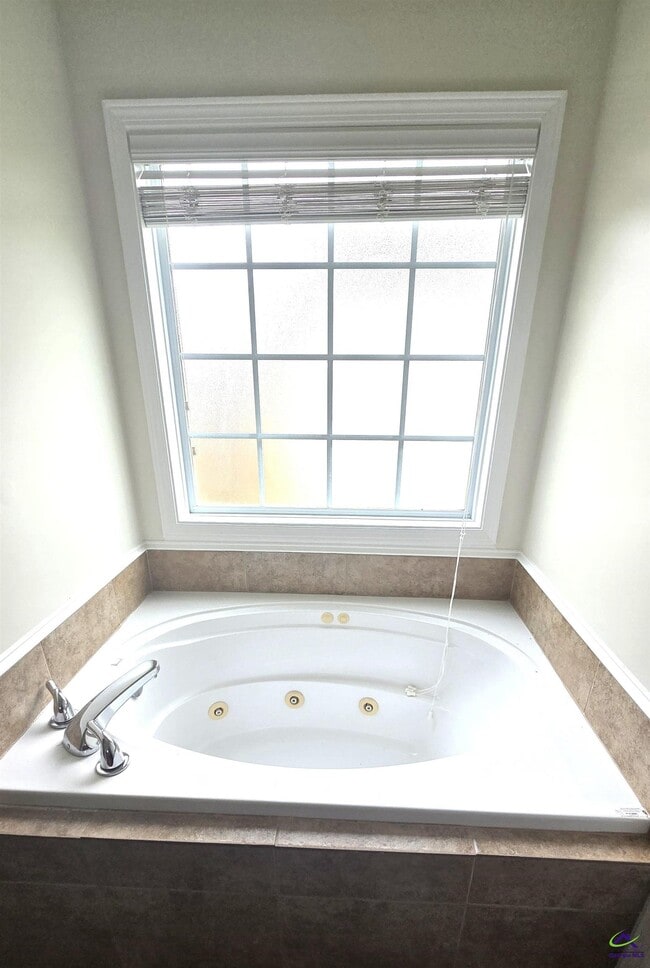 Building Photo - 213 Summerstone Bend