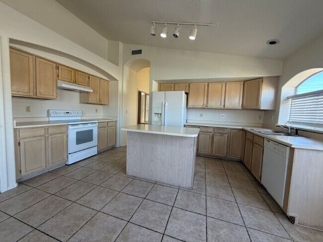 Building Photo - 15435 S 44th Way