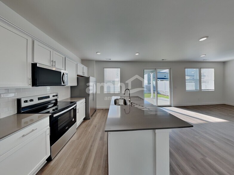 Building Photo - 4744 85th Dr NE