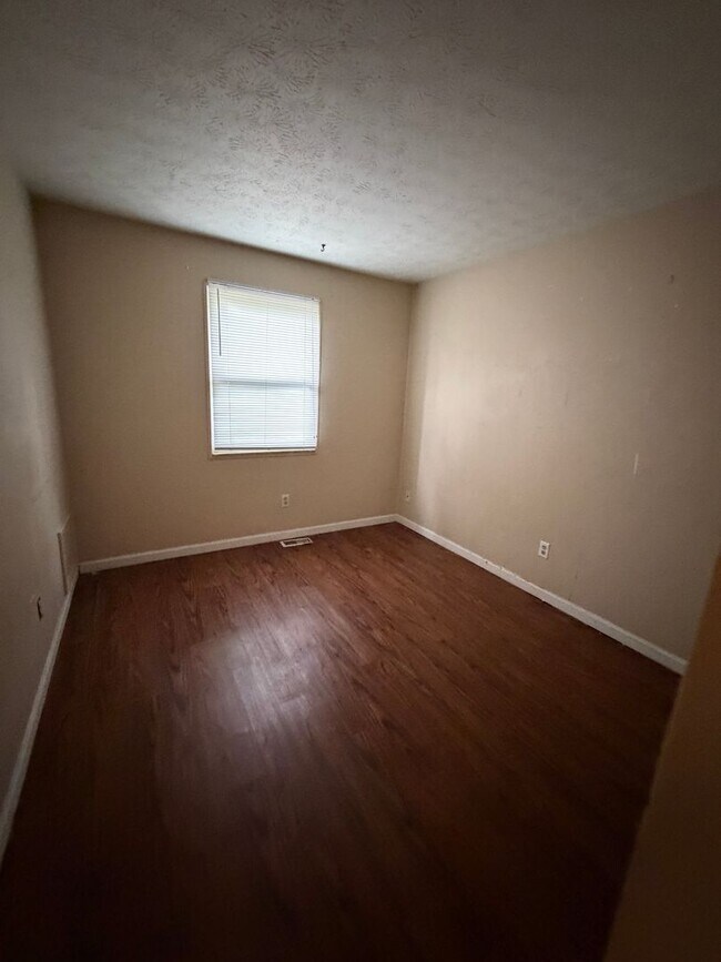 Building Photo - Large 3 bedroom 1 bath