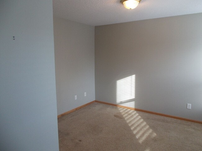 Building Photo - 3 Bedroom, 1 Bathroom Home.