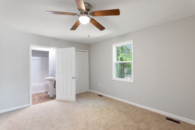 Building Photo - 102 Burdock Cir