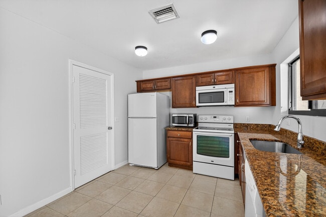 Building Photo - 5352 Bosque Ln