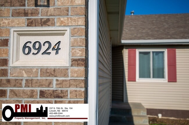 Building Photo - 3 Bedroom and 3 Bathroom Duplex. Available...