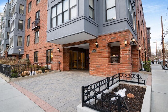 Building Photo - 901 MADISON St