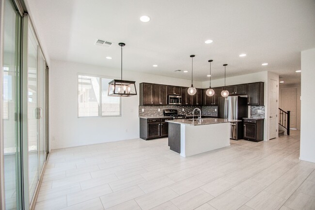 Building Photo - Beautiful 5 Bedroom at Desert place!