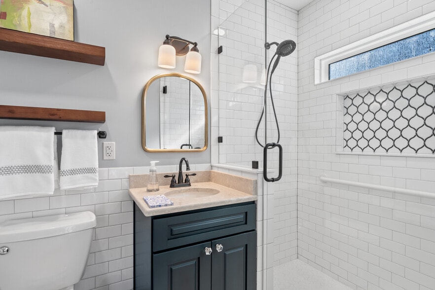 Primary Bathroom - 5347 Denwood Ave
