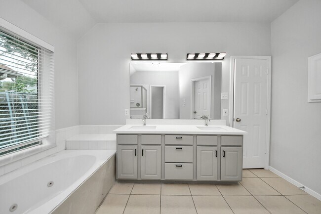 Building Photo - 16243 April Ridge Dr