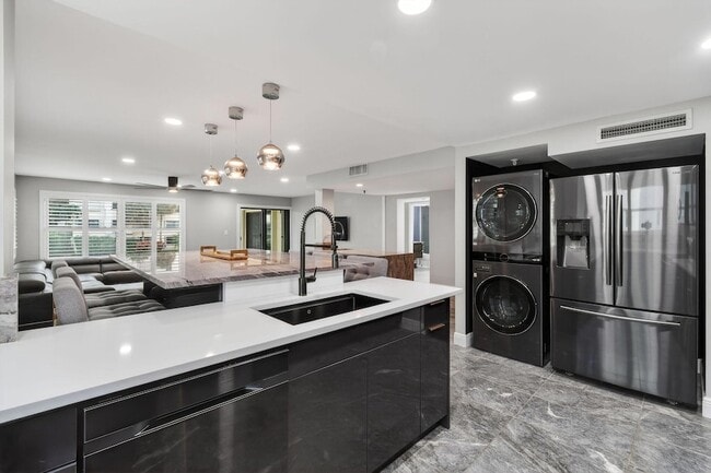 Building Photo - 372 Golfview Rd