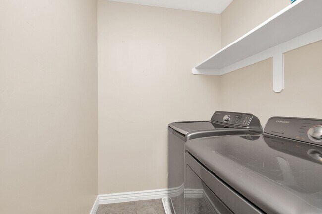 Building Photo - Beautiful 3 Bed, 2.5 Town Home in West Haven, Pet Friendly! Available on April 22nd!