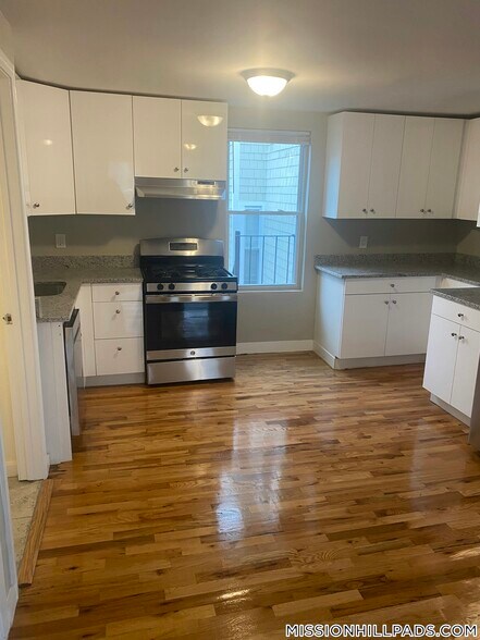 Building Photo - 38 Forest St