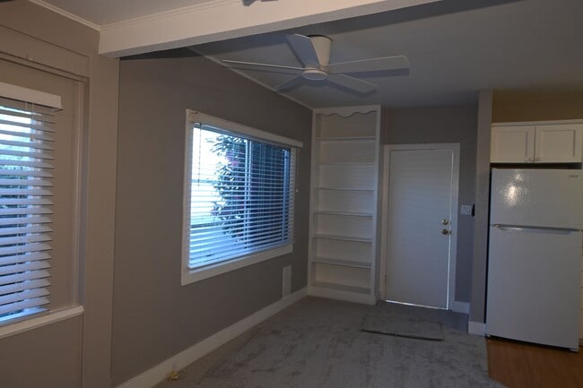 Building Photo - Very Cute 1 Bd/1Ba back half of duplex.