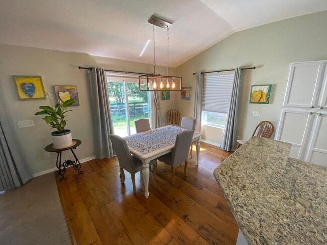 Building Photo - SEASONAL RENTAL in Glenview - 3 Beds, 2 Ba...