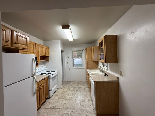 Building Photo - Two bedroom, One bathroom, Pet Friendly Ho...