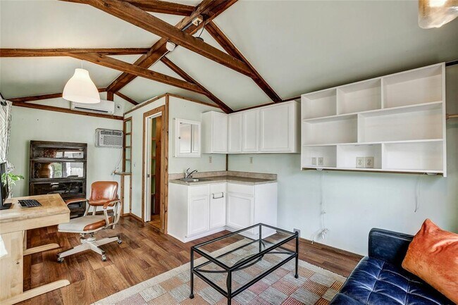 Building Photo - 913 W Johanna St