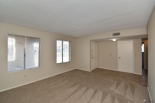 Building Photo - 2716 W Oakwood Ln