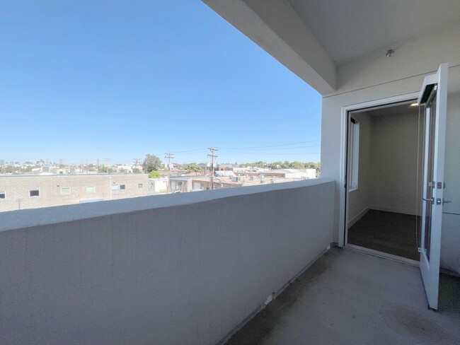 Building Photo - Improved Price!!!! Bustling Location! Mode...