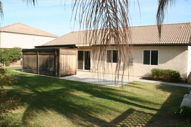 Building Photo - Great home for rent in Visalia!