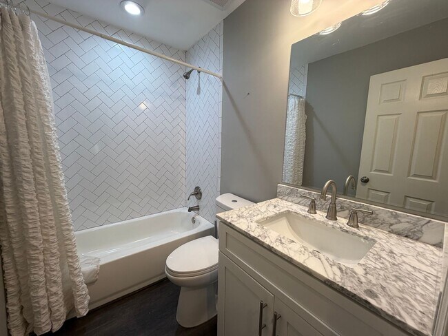 Building Photo - Charming 4/2.5 House in Armuchee- $1,995