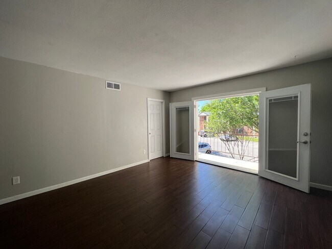 Building Photo - Ridglea4004 #203 ***MAINTENANCE-HOA***