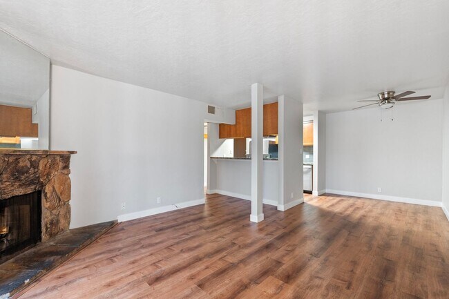 Building Photo - Updated Condo near Virginia Lake