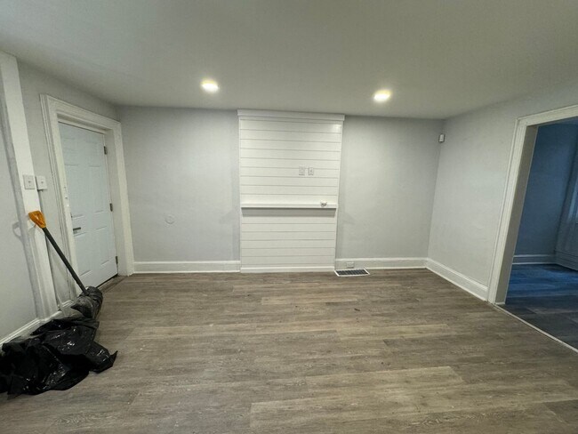 Building Photo - Refreshed 3BR/1BA Cozy Home with Porch & Fenced Yard!