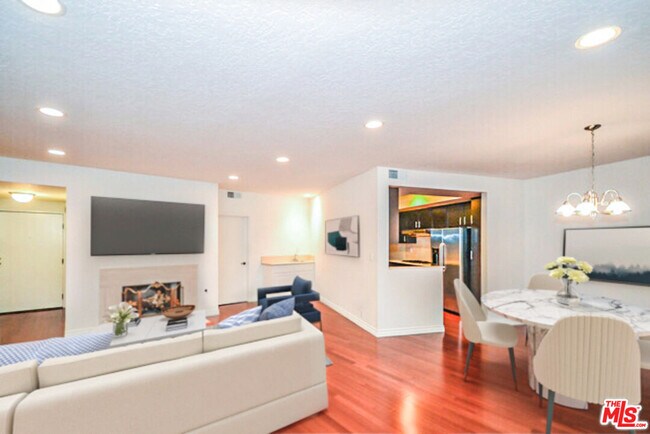Building Photo - 4444 Wilshire Blvd