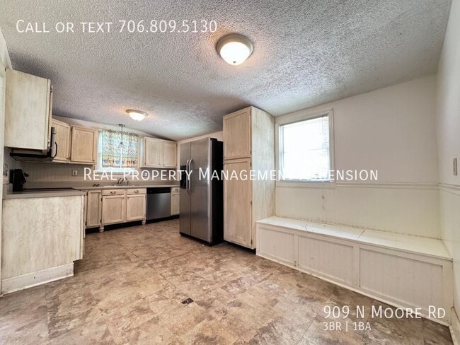 Building Photo - 909 N Moore Rd