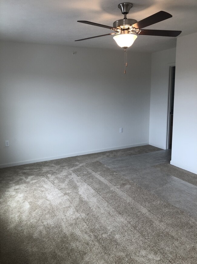 Building Photo - Two Master Suite Apartment Townhouse