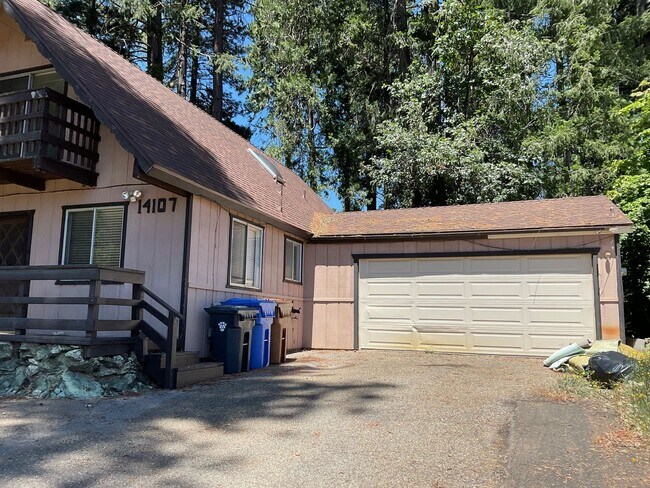 Building Photo - Two story 4 bedroom 2 bath home, Magalia