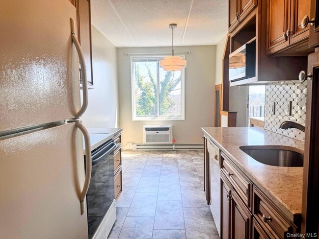 Building Photo - 128 Colonial Pkwy