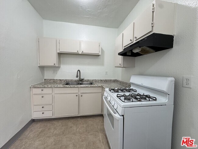 Building Photo - 920 S Hobart Blvd