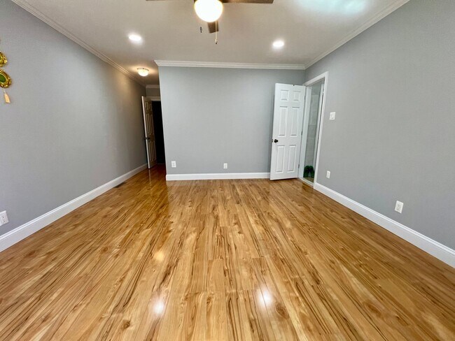 Building Photo - Gorgeous 4-Bedroom Townhome with One-Car Garage! Available NOW!