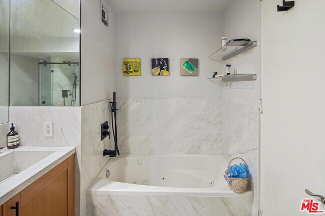 Building Photo - 1100 Alta Loma Rd