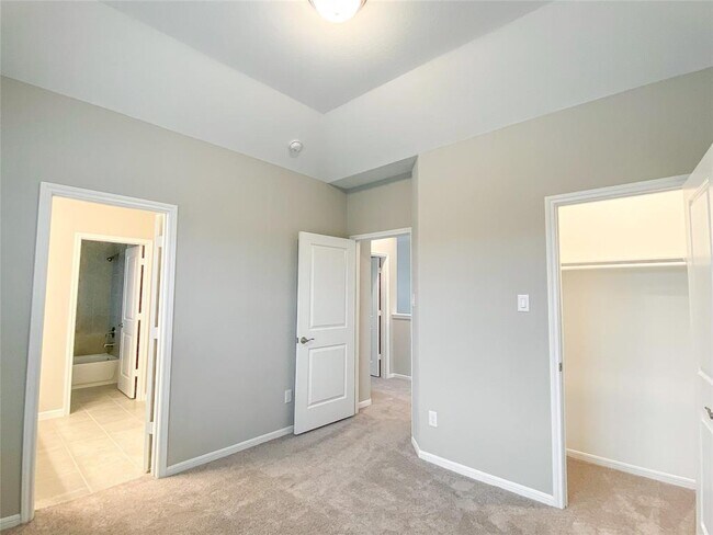 Building Photo - 9828 North Lakeview Mist Ct