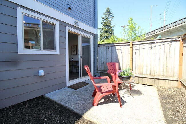 Building Photo - Super Charming FULLY FURNISHED 1 Bedroom M...