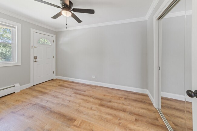 Building Photo - Rehabbed 2 Bedroom In Prime Lake Bluff Location - Pet Friendly - Free Parking!
