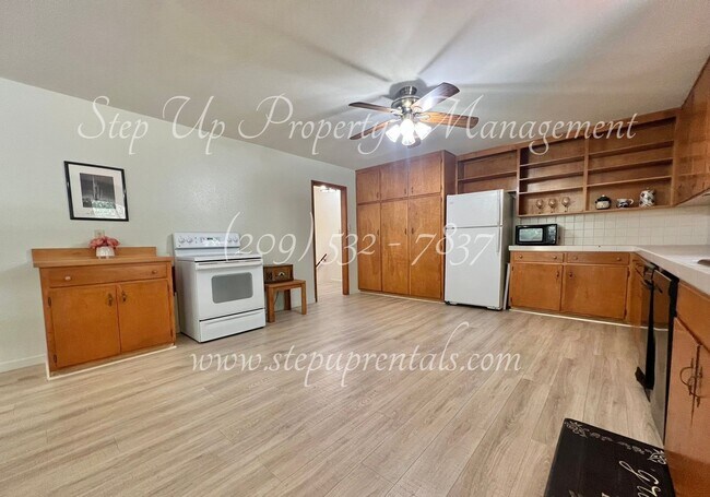 Building Photo - Inviting 3-Bedroom Home in Desirable Twain...