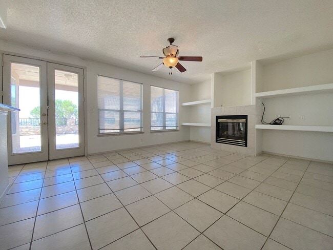 Building Photo - West El Paso LARGE 4bed/3.5bath 3 Car Garage Home-VIEWS!