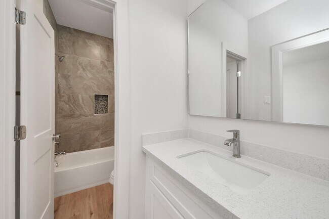 Building Photo - 1049 Glenn Ave