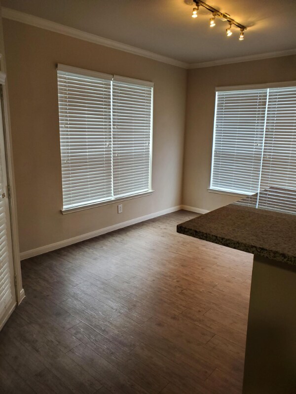 Building Photo - 906 Allen St