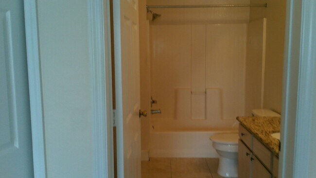 Building Photo - 2 Bdrm Condo blocks from Universal Studios