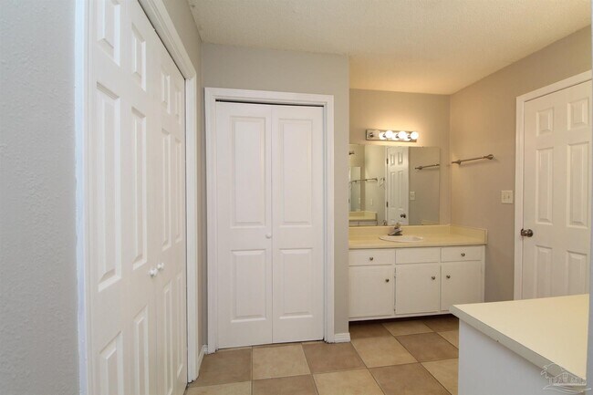 Building Photo - 5250 Powrie Dr