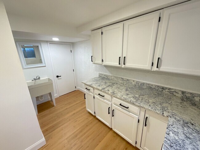 Building Photo - 4 Bedroom Home Available Near E Cheyenne M...