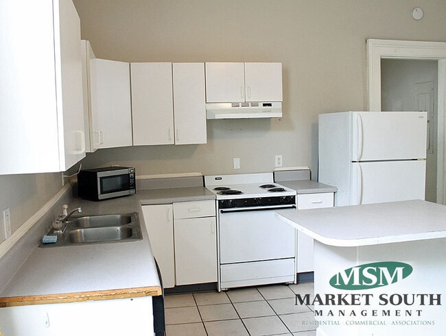 Building Photo - 308 E Waldburg St