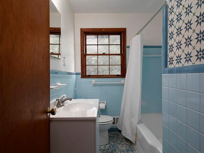 Building Photo - 858 Gaylemont Cir