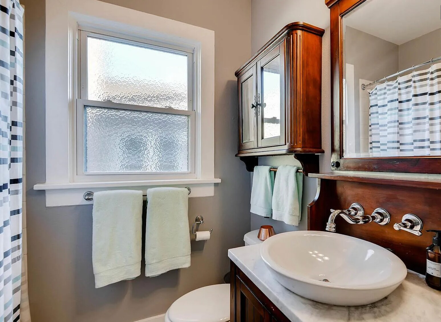 Main Bathroom - 1454 Perry St
