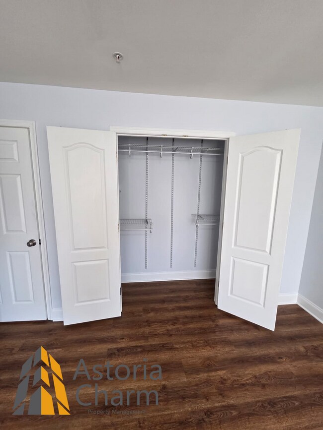 Building Photo - 3 Bedroom 3 Level Home with Garage and Flexible Layout