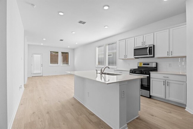 Building Photo - 305 Brooks Ranch Dr